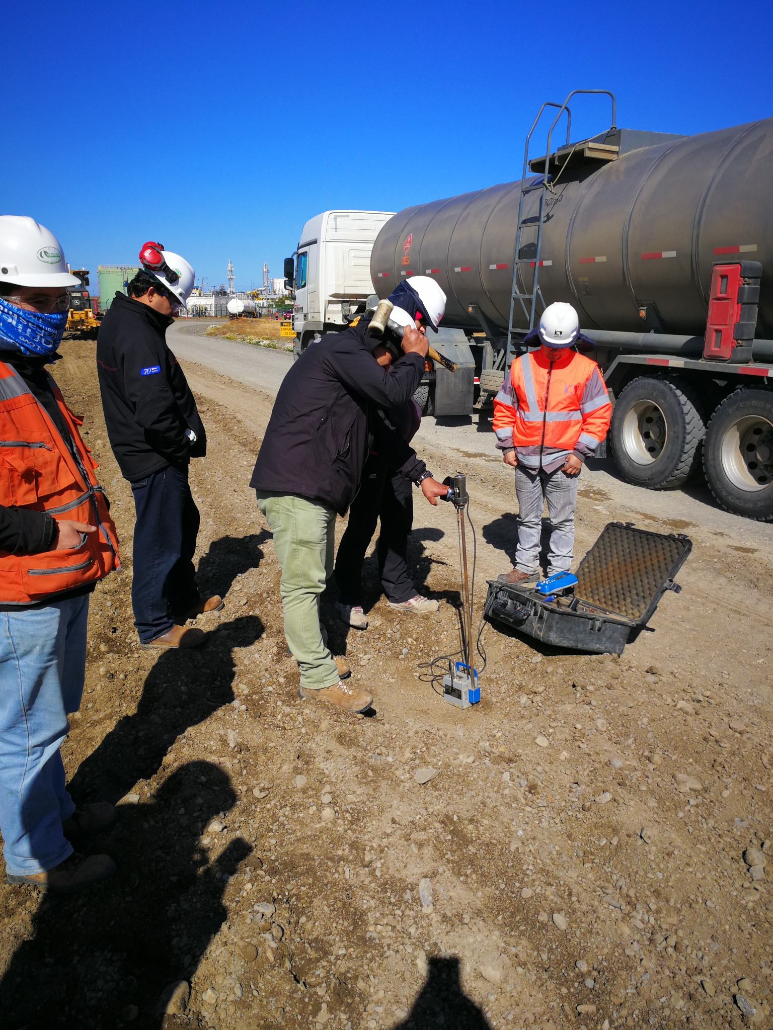 Equipo técnico realizando caracterización y mediciones en un camino industrial